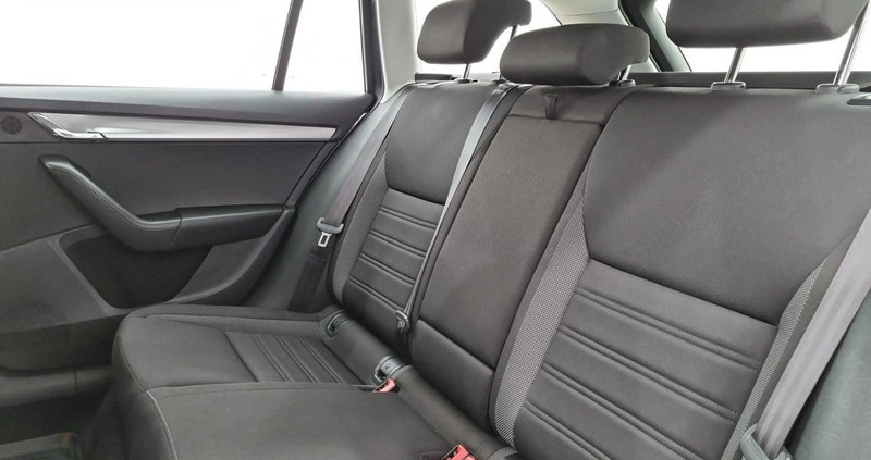 Skoda Octavia cena 53900 przebieg: 144109, rok produkcji 2019 z Lesko małe 277